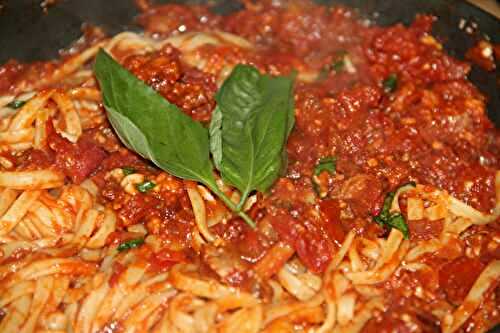 LINGUINE ALL'AMATRICIANA, LARDONS, PECORINO ET SAUCE TOMATE EPICEE