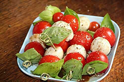 MINI-BROCHETTES DE TOMATES CERISE, BILLES DE MOZZARELLA ET BASILIC