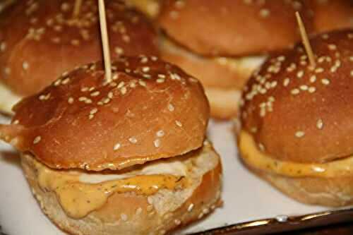 MINI HAMBURGERS AU POULET A LA SAUCE A L'AMERICAINE