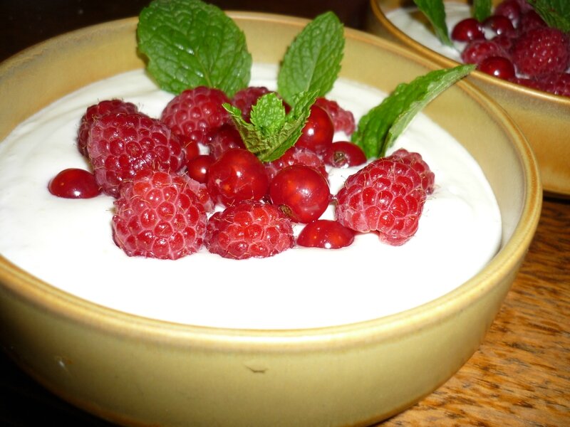 MOUSSE DE FROMAGE BLANC AUX FRUITS ROUGES ET AMANDES