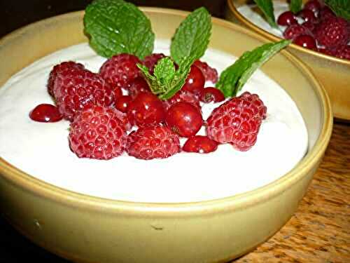 MOUSSE DE FROMAGE BLANC AUX FRUITS ROUGES ET AMANDES