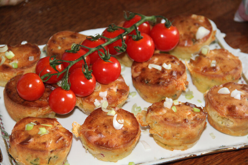 MUFFINS AUX LARDONS, BRIE, COMTE ET HERBES FRAICHES