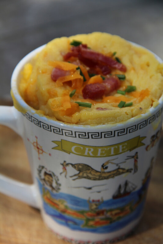 MUG CAKE LARDONS CHEDDAR