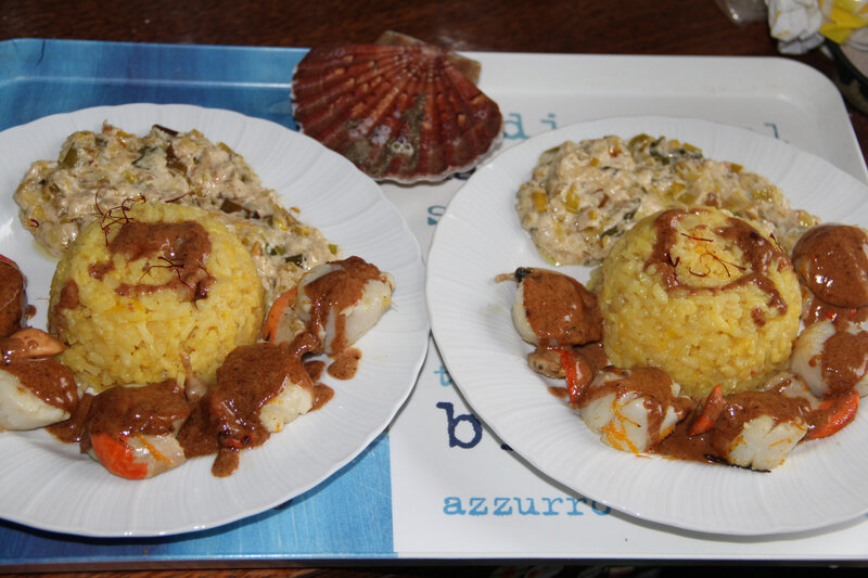 NOIX DE SAINT-JACQUES A L'ORANGE ET A LA VANILLE ET LEUR RISOTTO SAFRANE SUR FONDUE DE POIREAUX