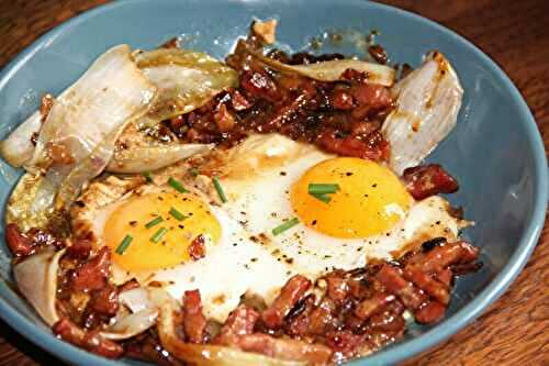 OEUFS A LA BIERE DANS LEUR NID DE CHICONS (ENDIVES) ET DE LARDONS