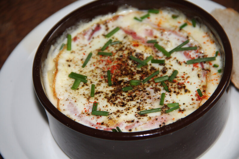 OEUFS COCOTTE JAMBON ET SAINT-NECTAIRE