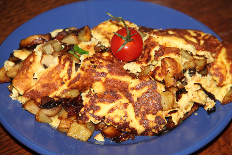 OMELETTE POMMES DE TERRE ET CHAMPIGNONS DE PARIS