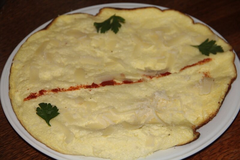 OMELETTE SOUFFLEE AU PARMESAN A L'ANCIENNE, TOUCHE DE TAPENADE NOIRE