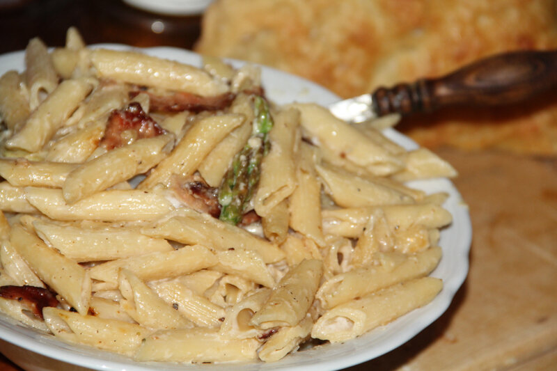 PENNE AUX DEUX ASPERGES, BACON ET PARMESAN