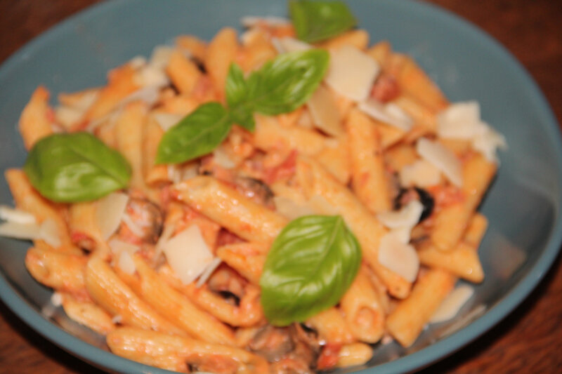 PENNE AUX TOMATES, AU LARD ET AU CHEVRE