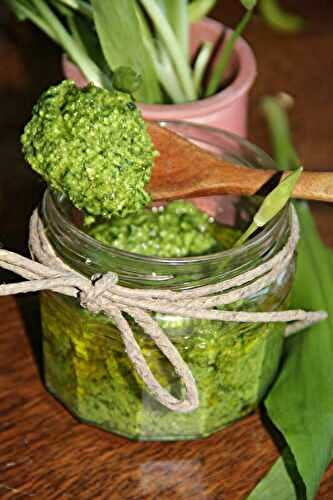 PESTO A L'AIL DES OURS, PARMESAN, PIGNONS DE PIN ET AMANDES