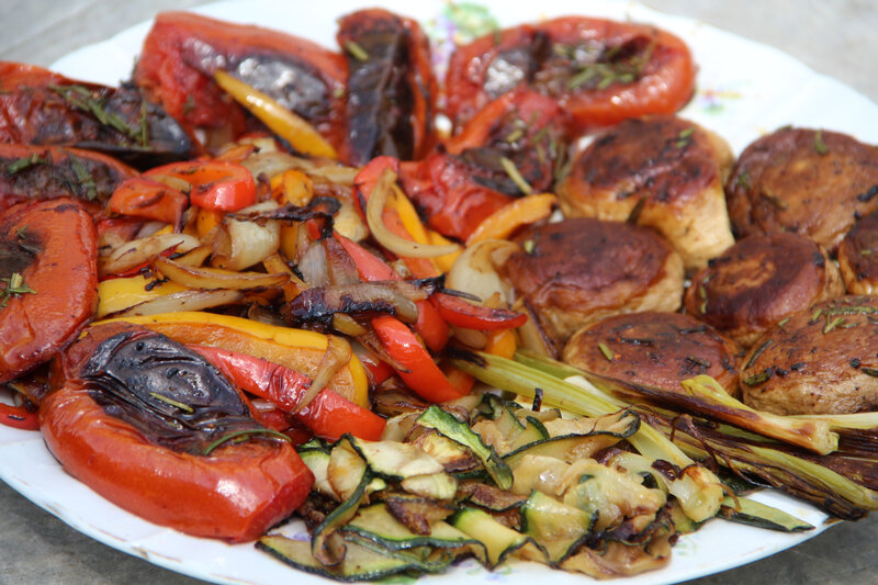 PETITS LEGUMES ET QUELQUES BROCHETTES A LA MEXICAINE A LA PLANCHA