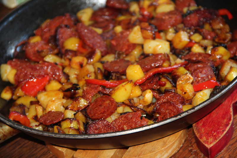 POELEE DE POMMES DE TERRE, POIVRONS ET CHORIZO A L'ESPAGNOLE