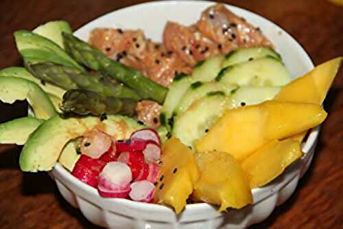 POKE BOWL SAUMON, AVOCAT, MANGUE, CONCOMBRE, RADIS, ASPERGES VERTES