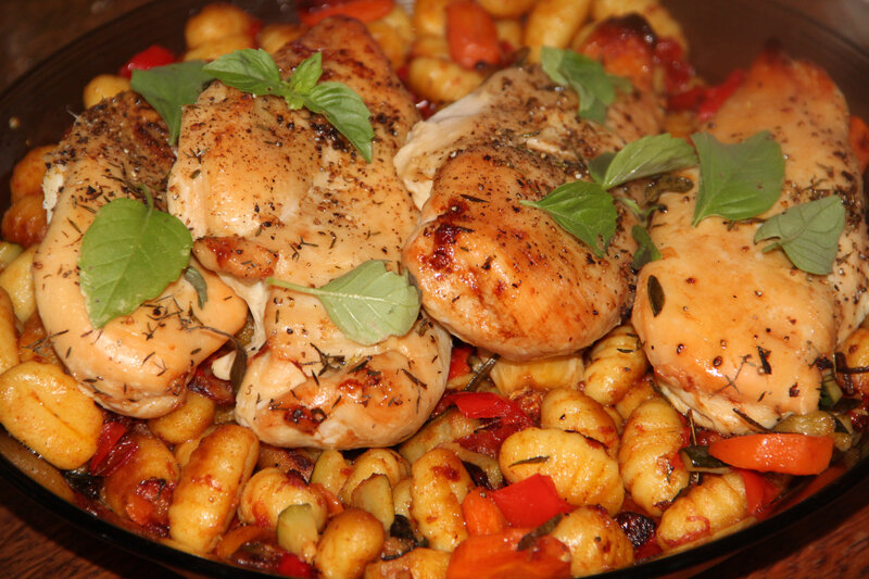 POULET GRILLE AUX HERBES SUR SON LIT DE GNOCCHI AUX LEGUMES