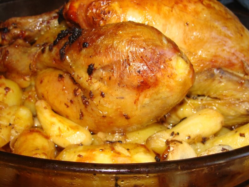 POULET ROTI A L'AIL ET AUX POMMES DE TERRE RATTES