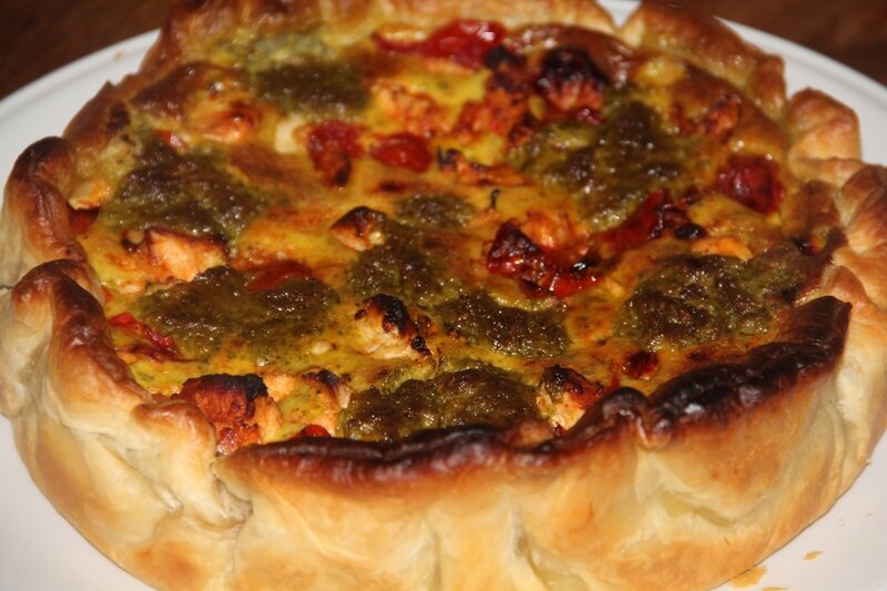 QUICHE AU POULET, TOMATES ET PISTOU