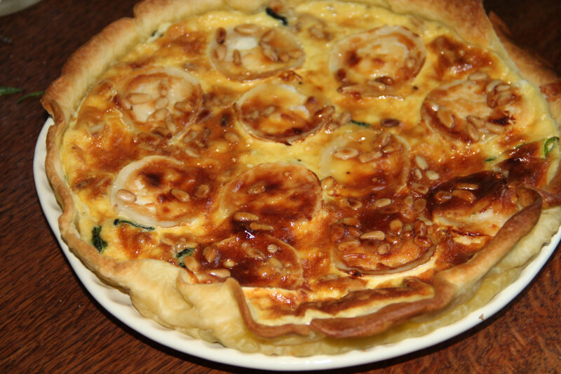 QUICHE AUX EPINARDS, MIEL, CHEVRE ET PIGNONS DE PIN