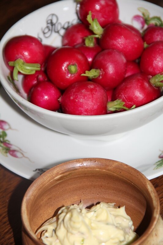 RADIS ROUGES AU BEURRE DE FLEURS DE CIBOULETTE