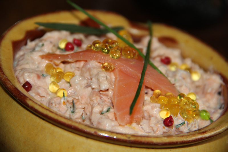 RILLETTES AUX DEUX TRUITES, AUX AGRUMES, AUX HERBES, AUX BAIES ROSES ET AUX PERLES DE CITRON