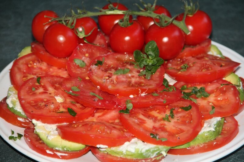 ROSACE GEANTE DE TOMATES ET AVOCATS AUX DEUX FROMAGES