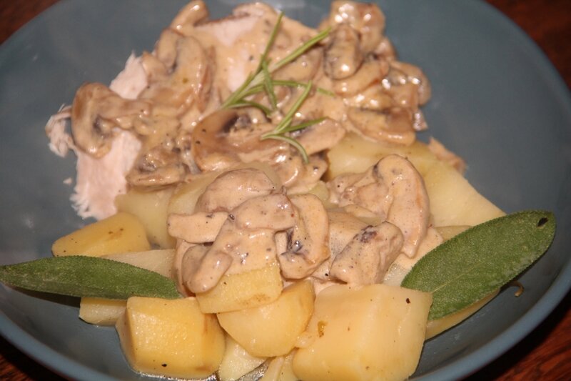 ROTI DE DINDONNEAU AUX CHAMPIGNONS A LA CREME