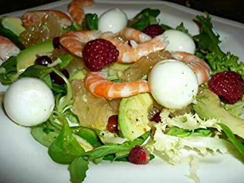 SALADE D'AVOCAT, PAMPLEMOUSSE ROSE, GRENADE, FRAMBOISES ET CREVETTES