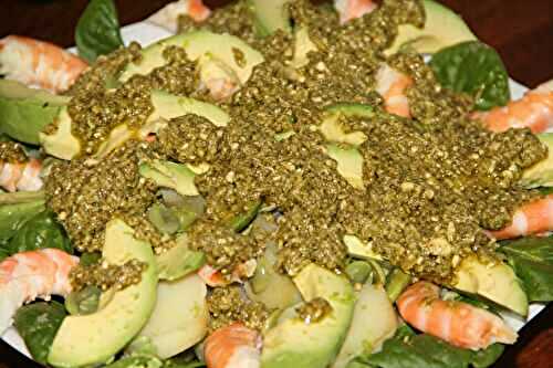 SALADE D'AVOCATS, DE FEVES ET DE CREVETTES SUR LIT DE VERDURE ET DE POMMES DE TERRE