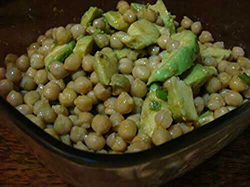 SALADE D'AVOCATS ET DE POIS CHICHES