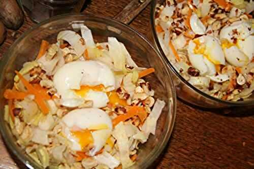 SALADE D'ENDIVES, MIMOLETTE, NOISETTES ET OEUFS FENDUS