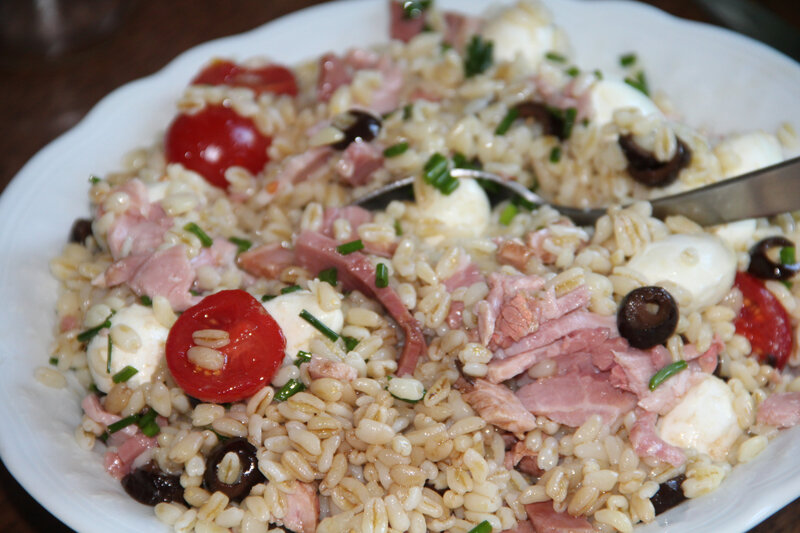 SALADE DE BLE, JAMBON, OLIVES, TOMATES CERISE ET MOZZARELLA