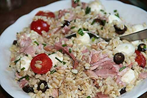 SALADE DE BLE, JAMBON, OLIVES, TOMATES CERISE ET MOZZARELLA