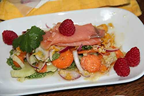 SALADE DE CAROTTES CROQUANTES ET FENOUIL MARINES, SAUMON, ORANGES ET OIGNON ROUGE A LA SALSA D'AGRUMES SUR PESTO DE FANES DE CAR