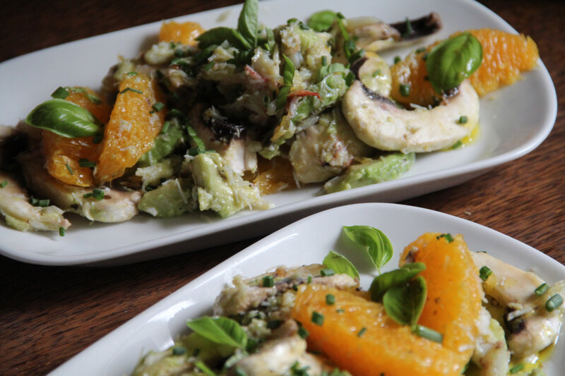 SALADE DE CHAMPIGNONS CROQUANTS AU CRABE, A L'ORANGE ET A L'AVOCAT