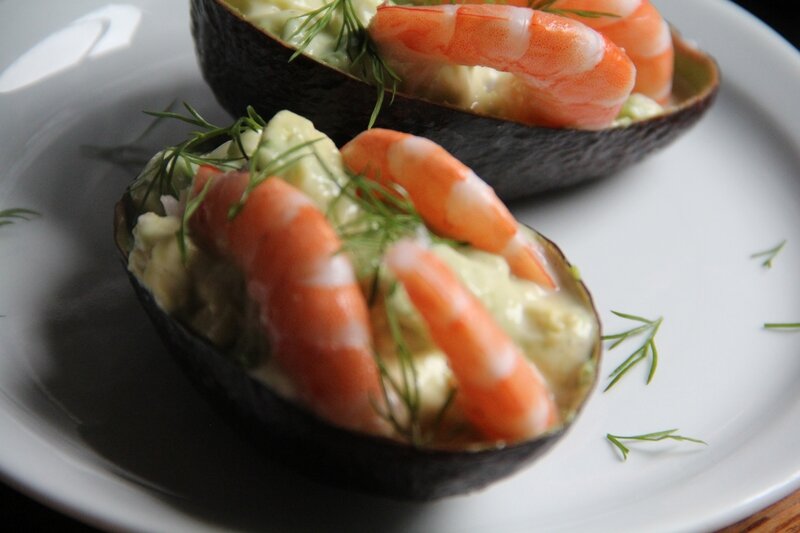 SALADE DE CREVETTES ET D'AVOCATS DANS LEUR COQUE