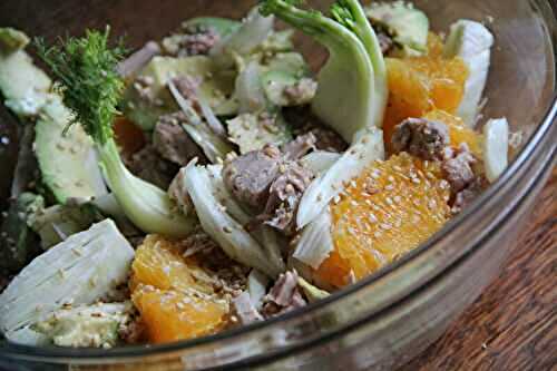 SALADE DE FENOUIL, AVOCAT, ORANGE ET THON AU SESAME TOASTE