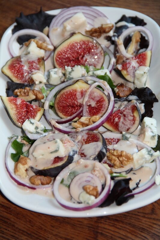 SALADE DE FIGUES, NOIX ET ROQUEFORT, SAUCE LEGERE