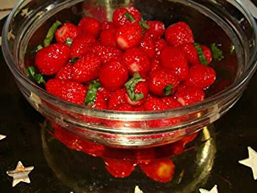 SALADE DE FRAISES AU BASILIC