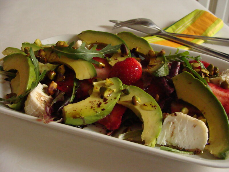 SALADE DE FRAISES ET D'AVOCATS AU CHEVRE, JEUNES POUSSES ET PISTACHES