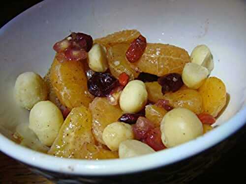 SALADE DE FRUITS CLEMENTINES, ORANGES, GRENADES, BAIES DE GOJI, CRANBERRIES, NOIX DE MACADAMIA, A LA FLEUR D'ORANGER ET A LA CAN