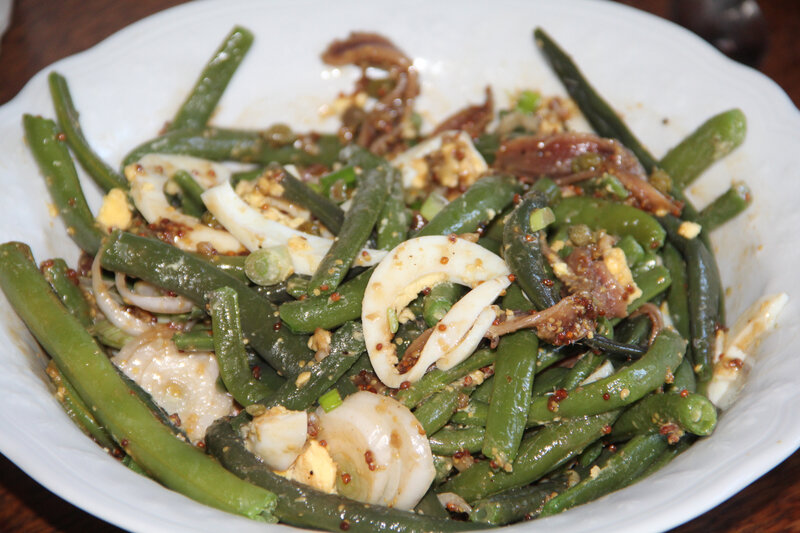 SALADE DE HARICOTS VERTS ET POURPRES*, OEUFS, FILETS D'ANCHOIS, OIGNONS ET CAPRES