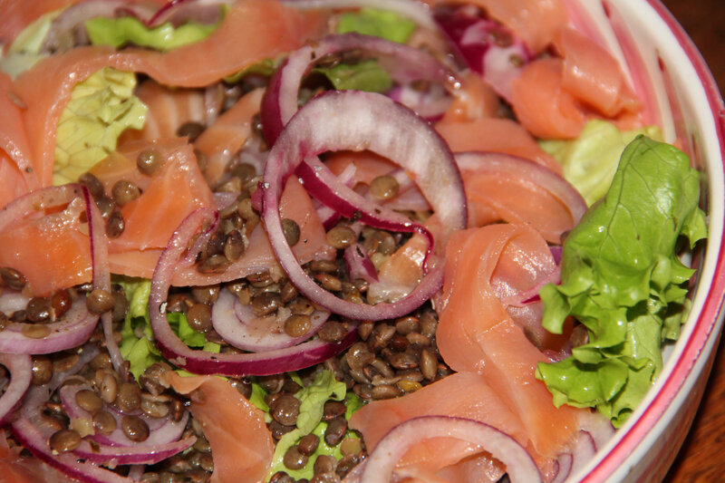 SALADE DE LENTILLES AU SAUMON FUME ET OIGNONS ROUGES