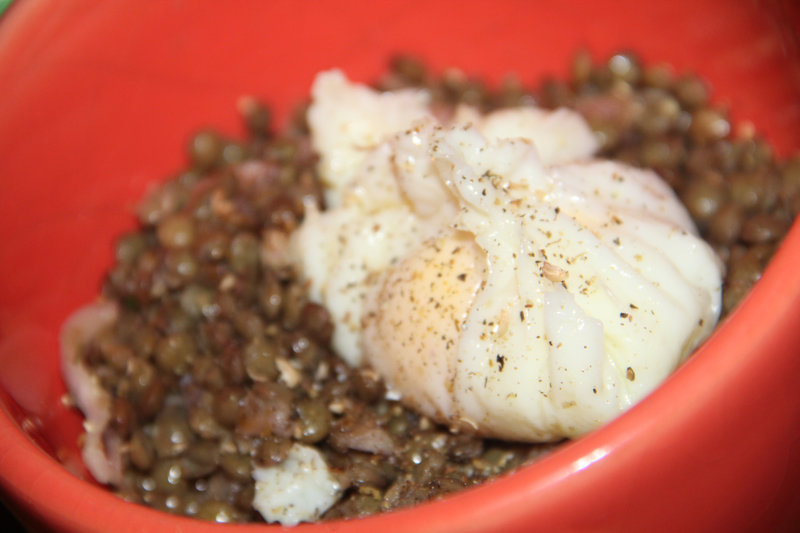 SALADE DE LENTILLES, SAUMON FUME ET OEUF POCHE