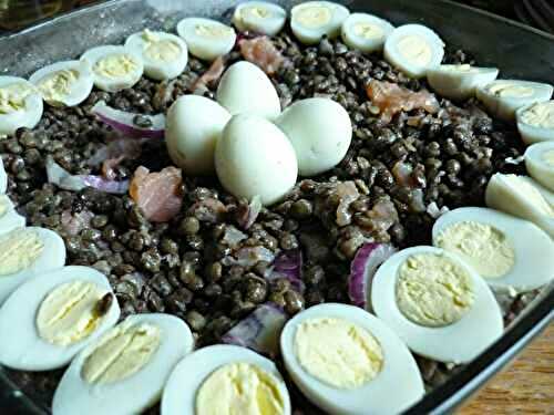 SALADE DE LENTILLES, SAUMON FUME, OEUFS DE CAILLE ET OIGNON ROUGE