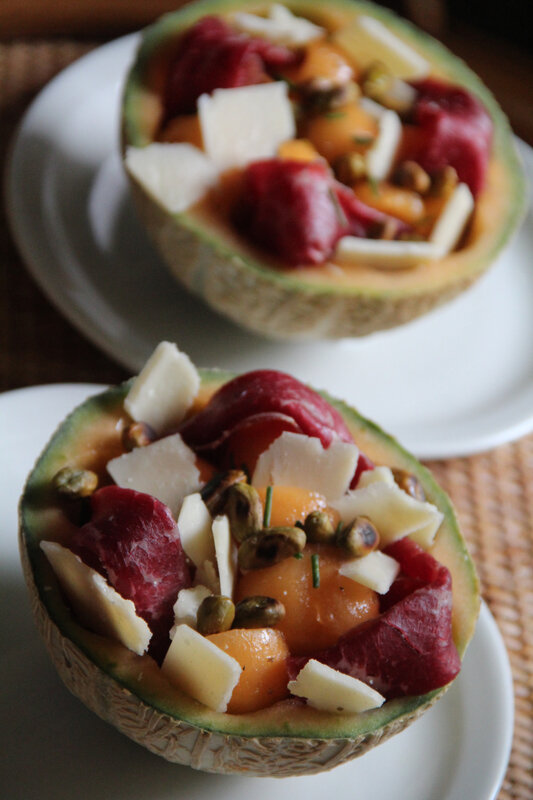 SALADE DE MELON A LA VIANDE DES GRISONS, PARMESAN ET PISTACHES GRILLEES