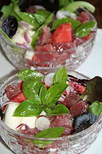 SALADE DE PASTEQUE AU THON FRAIS, A L'OIGNON ROUGE ET A LA BURRATA