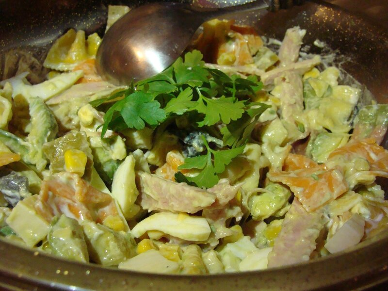 SALADE DE PATES COLOREES JAMBON, AVOCATS, OEUFS, EMMENTAL, MAIS