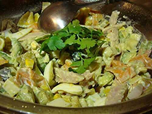 SALADE DE PATES COLOREES JAMBON, AVOCATS, OEUFS, EMMENTAL, MAIS