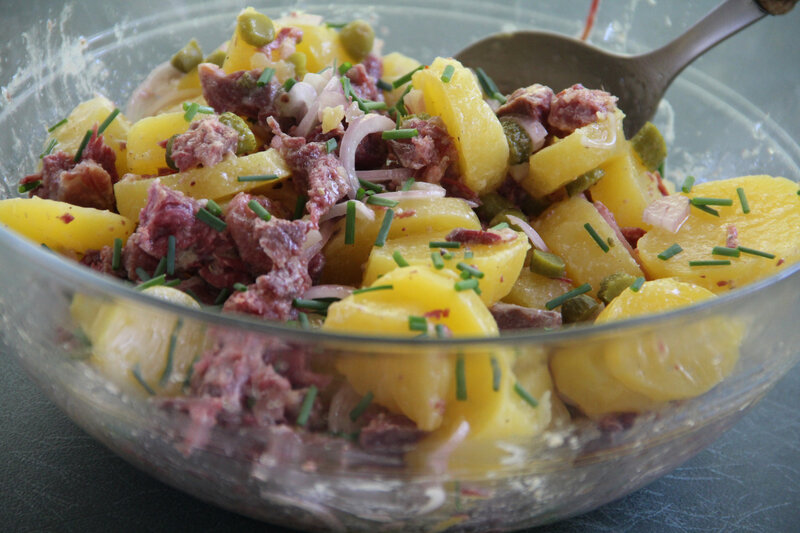 SALADE DE POMMES DE TERRE AU BOEUF, AROMATISEE A L'ECHALION ET AUX CORNICHONS