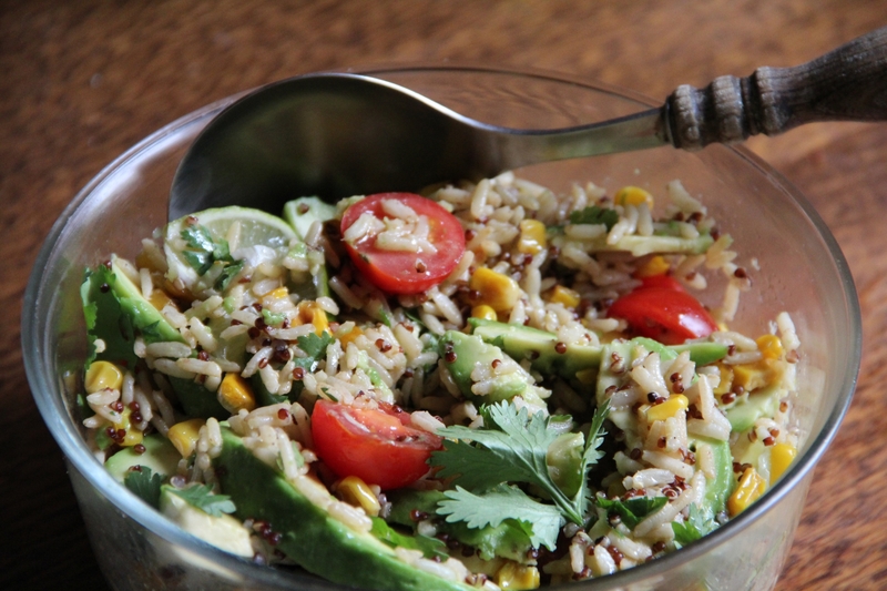 SALADE DE RIZ ET QUINOA, MAIS, AVOCAT, TOMATES CERISE ET CITRON VERT